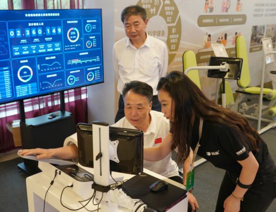 “银龄行动”何竞技宝JJB入口以燃动体育(图3)