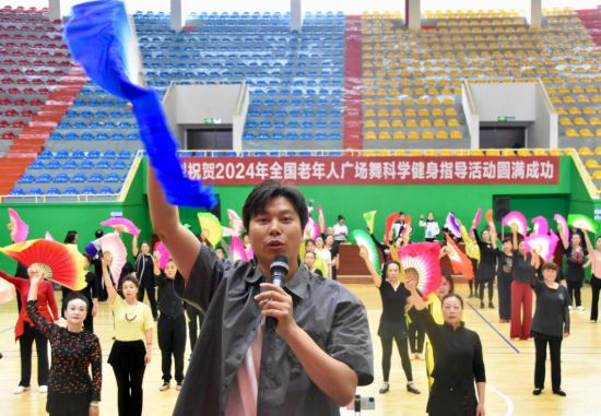 “银龄行动”何竞技宝JJB入口以燃动体育(图4)