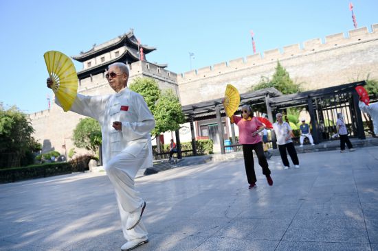 “银龄行动”何竞技宝JJB入口以燃动体育(图1)