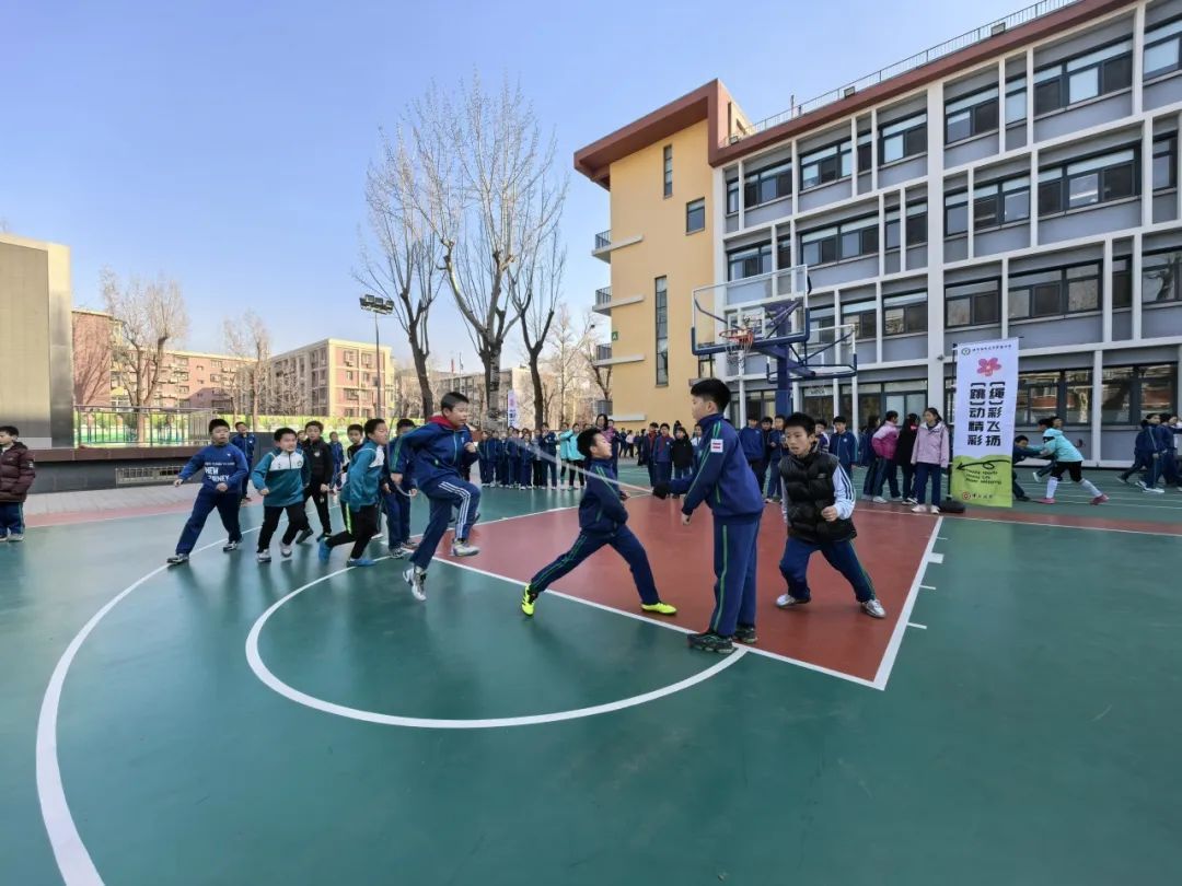 竞技宝JJB下载各地中小学改进体育教育：让年轻一代在运动中强意志健身心(图1)